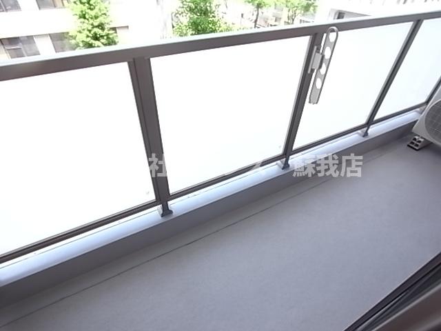 バルコニー　暖かな日差しのふりそそぐバルコニー