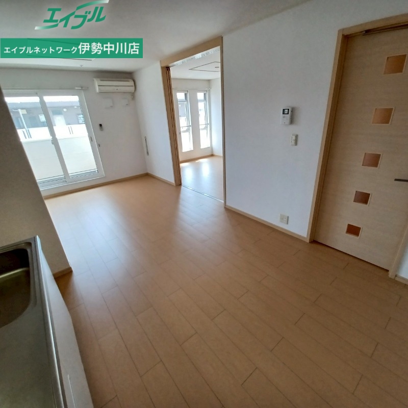 居室・リビング　同型反転部屋写真です。