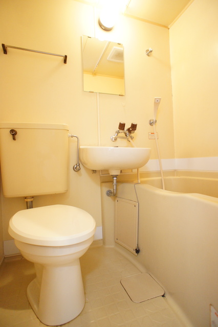 バス・シャワールーム　お掃除がしやすい洗面台付き３点ユニットです☆