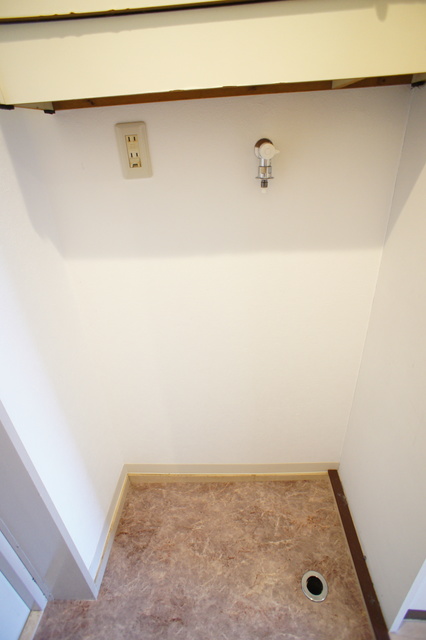 その他　洗濯機置き場は室内にあるので雨に濡れる心配はありません。