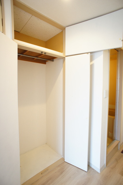 収納　パイプハンガーがあるのでたたまず衣類を掛けることができます♪