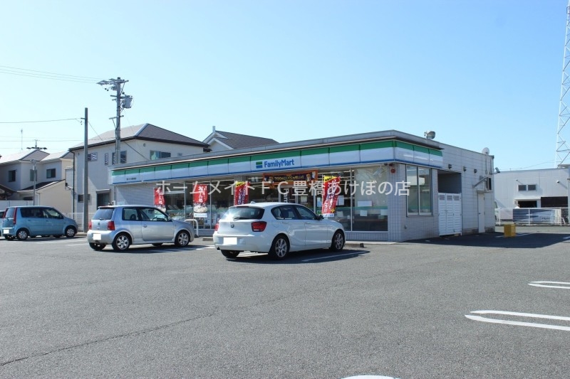 コンビニ　ファミリーマート豊川牛久保通店（コンビニ）まで177m