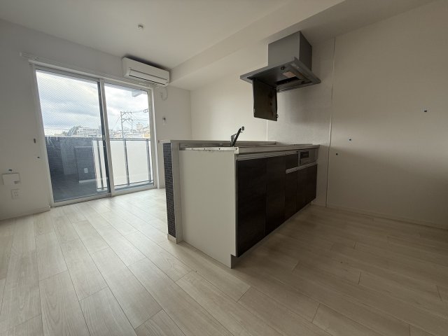 居室・リビング　同物件別号室のものです。