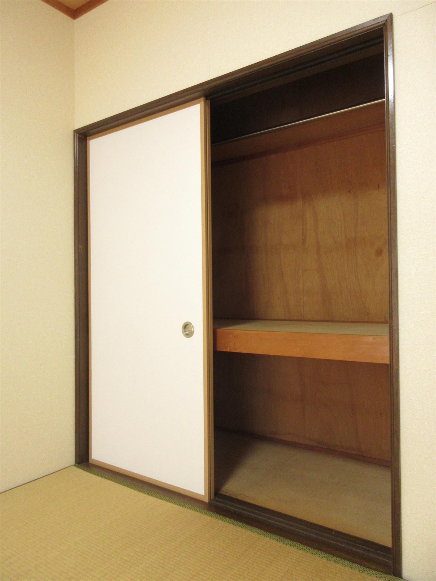 収納　ハンガーパイプ付きで服もかけられます♪