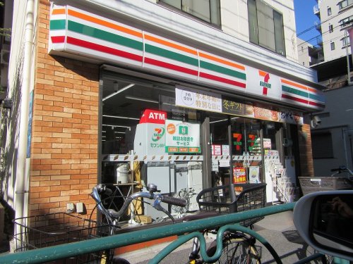コンビニ　セブン‐イレブン 文京千駄木店（コンビニ）まで390m