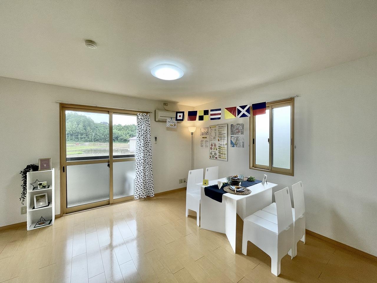 居室・リビング　写真は他部屋(103)のものを使用しております。