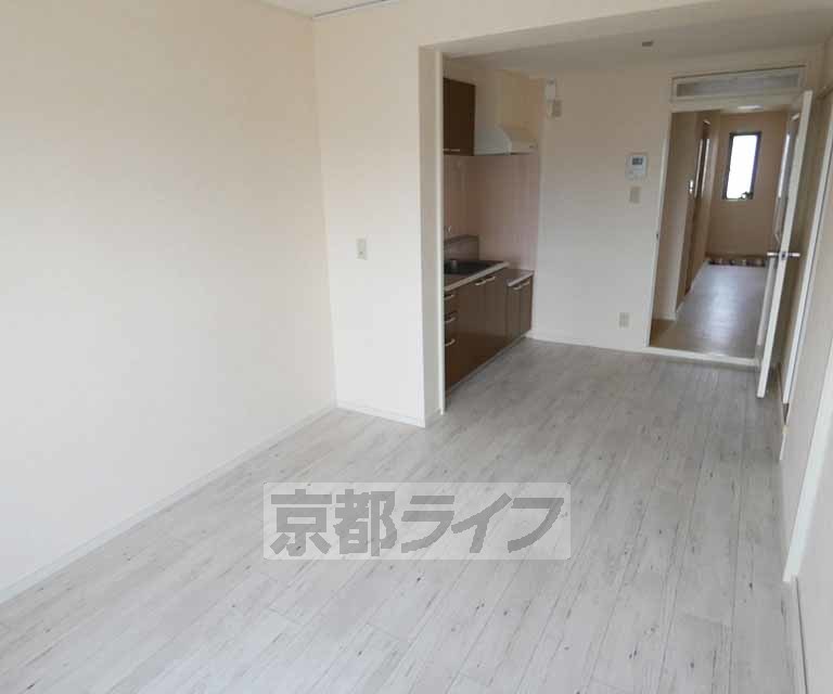 居室・リビング　白を基調とした綺麗なお部屋です。