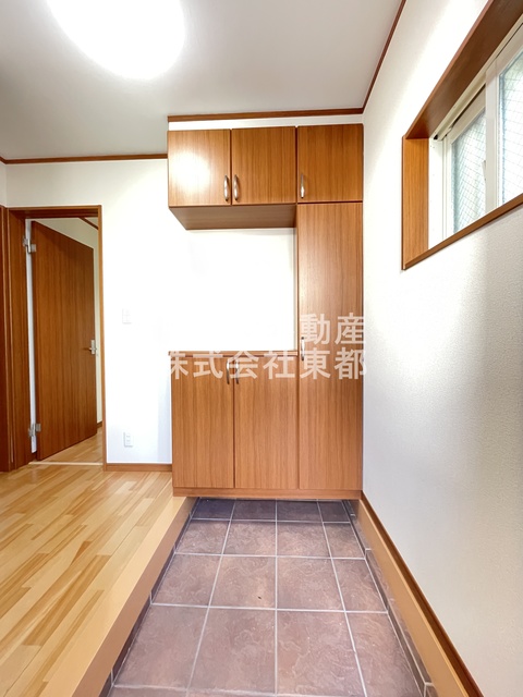 玄関　玄関には下駄箱があるのでスッキリとした空間を保てます