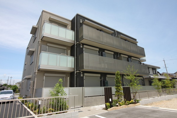 建物外観　重量鉄骨造の３階建て