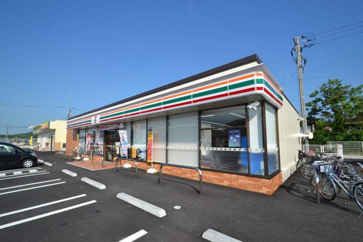 コンビニ　セブンイレブン東広島西条下見店（コンビニ）まで800m