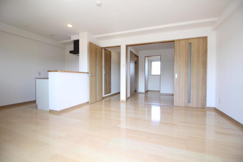 居室・リビング　日差しが差し込んで明るいリビング13帖です。