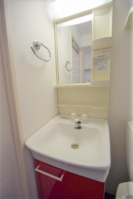 洗面設備　脱衣場に洗面台が嬉しいですね♪：階数によって色味異なります