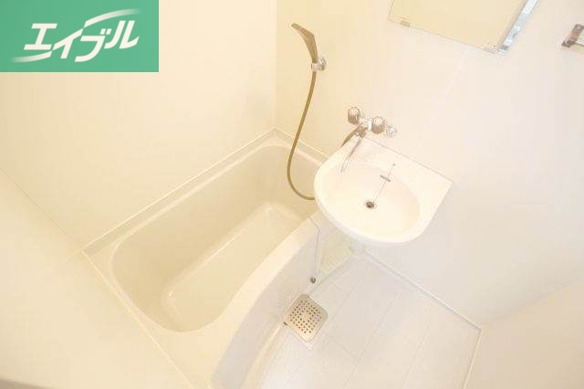 バス・シャワールーム　同物件別部屋の写真です