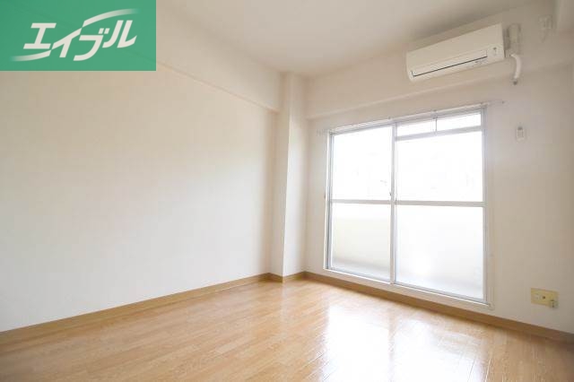 居室・リビング　同物件別部屋の写真です