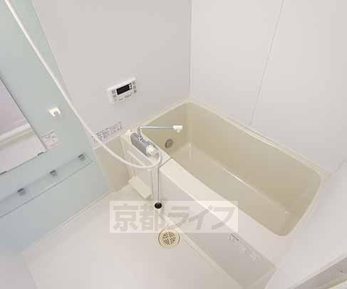 バス・シャワールーム　浴室乾燥機付きの広々としたお風呂です。