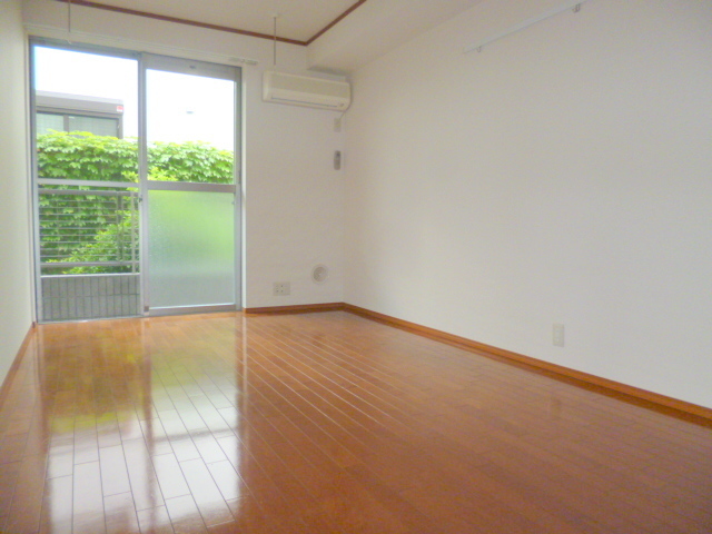 居室・リビング　洋室7.6帖　防犯シャッター付