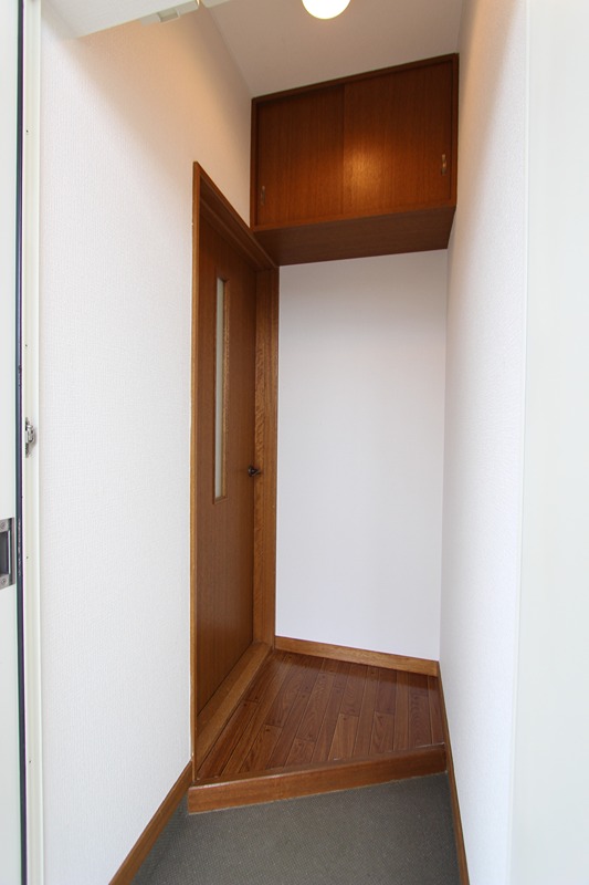 玄関　202号室参照