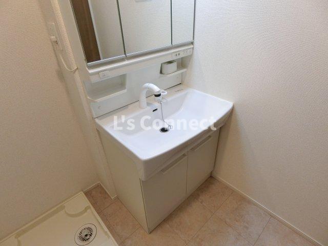 洗面設備　朝の支度もスムーズな独立洗面台。