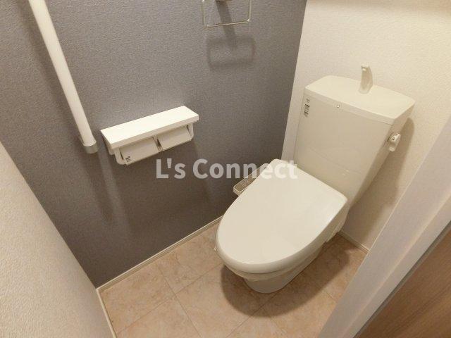 トイレ　温水洗浄便座付きのトイレ。