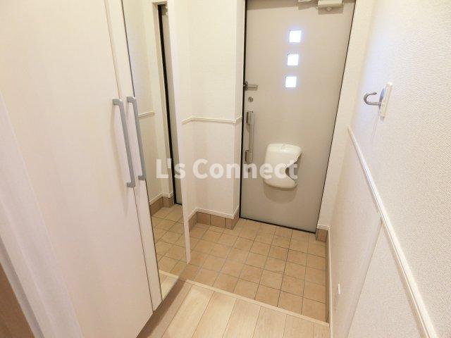 玄関　背の高い下駄箱には鏡付きで身だしなみチェック。