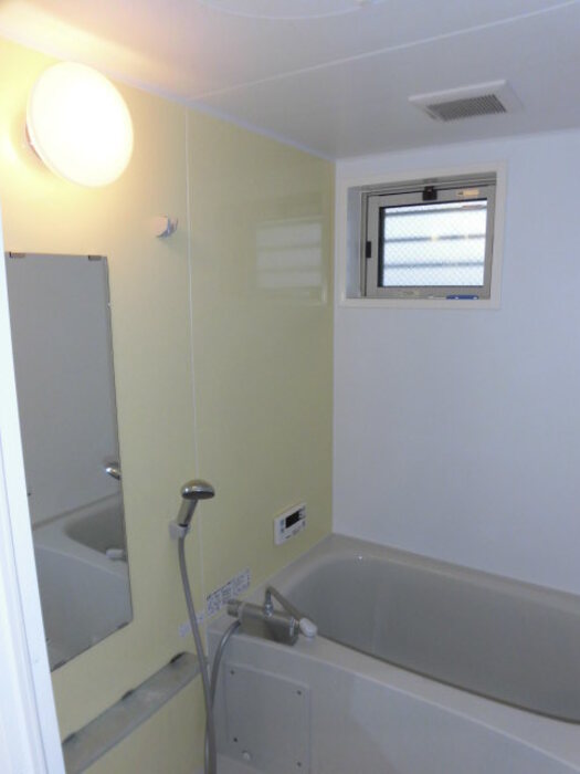 バス・シャワールーム　落ち着いた空間のお風呂です