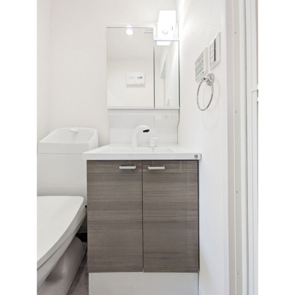 洗面設備　独立洗面化粧台が付いています