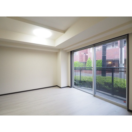 居室・リビング　窓の大きいお部屋