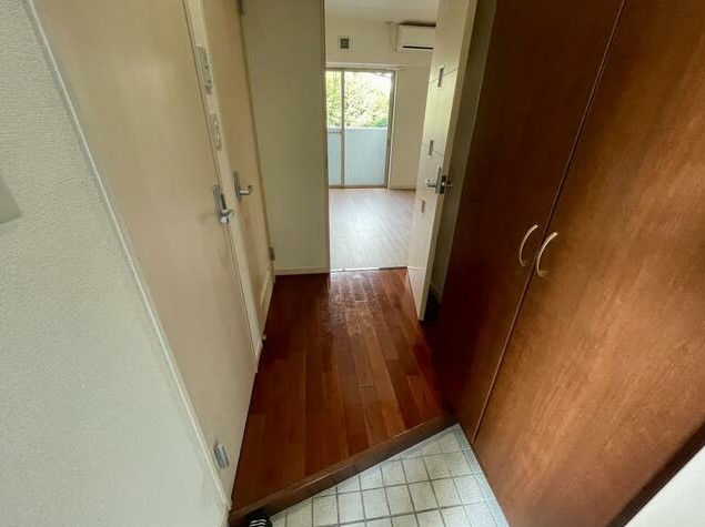 玄関　退去前のため現況を優先します