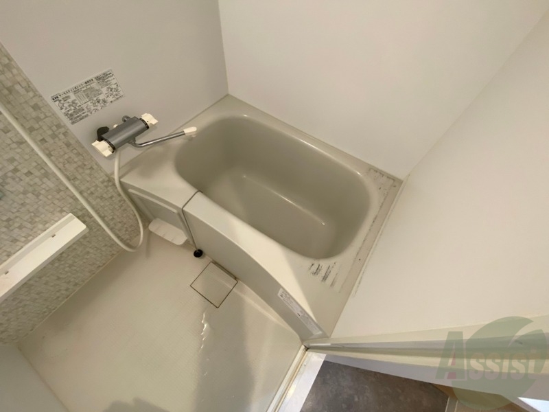 バス・シャワールーム　バスルームは狭すぎず、シャワーも浴びやすそうです。