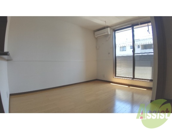 居室・リビング　１０．７帖のリビングルームです。広々として開放感があります