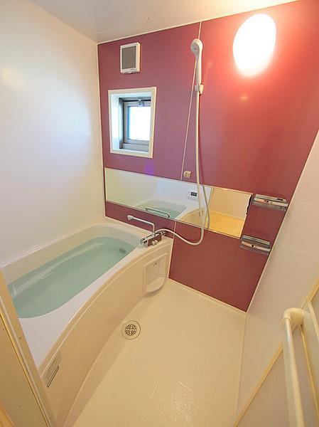 バス・シャワールーム　ゆとりのあるバスルーム。