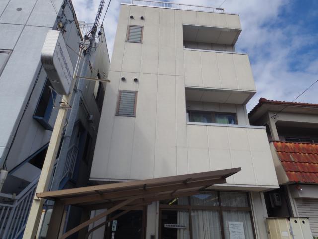 建物外観　バス・トイレ別でこのお家賃！奈良教育大学徒歩6分！壁一面の収