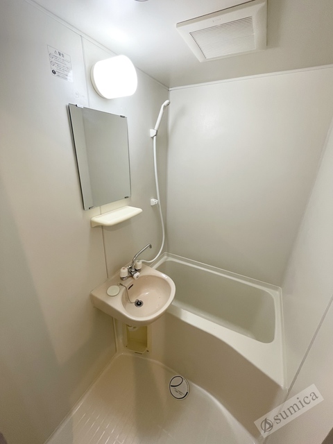 バス・シャワールーム　ちょうど良いサイズ。お掃除もラクラクです。