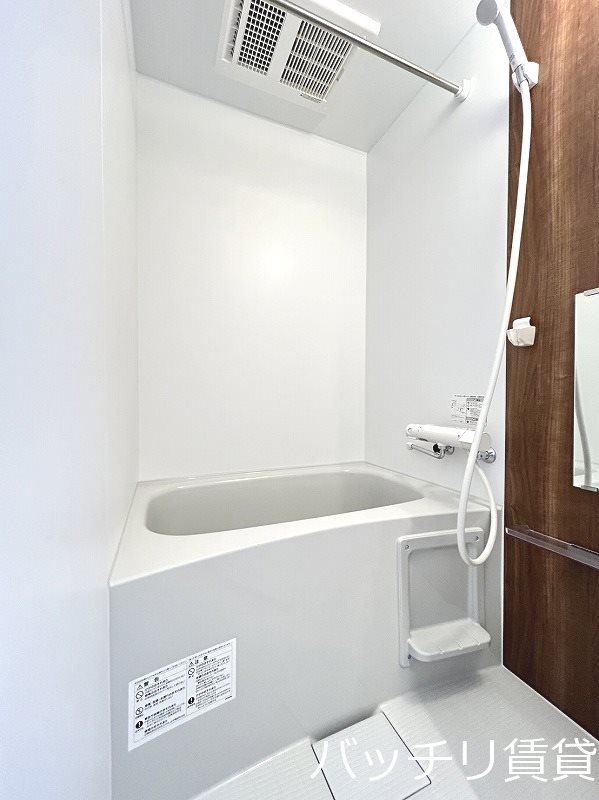 バス・シャワールーム　画像は別号室タイプの為、現状を優先致します。