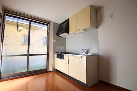 キッチン　ガスコンロとグリル付システムキッチン