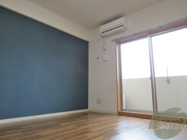 居室・リビング　６帖の洋室です。広々として、きれいですね。