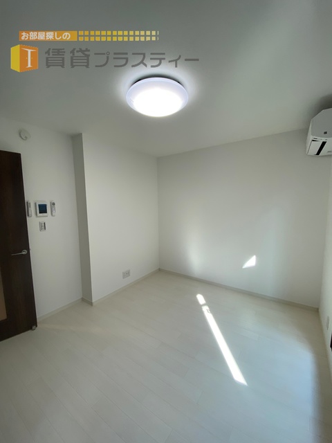 居室・リビング　人気の白ベースのお部屋です。