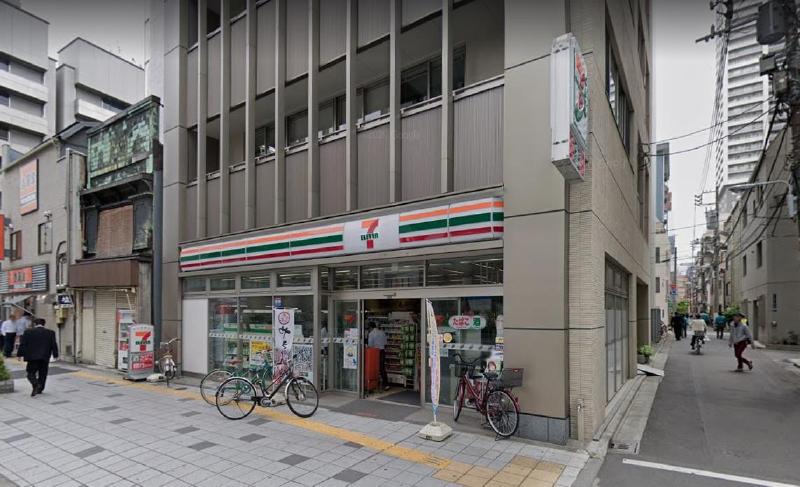 コンビニ　セブンイレブン（コンビニ）まで136m