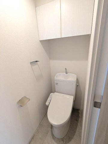 トイレ　洗面室と独立した温水洗浄便座です