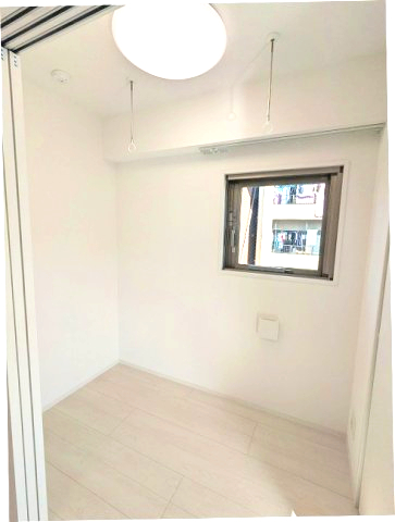 その他共有部分　洋室 フロアによりナチュラルとホワイトの内装 照明付き 角部