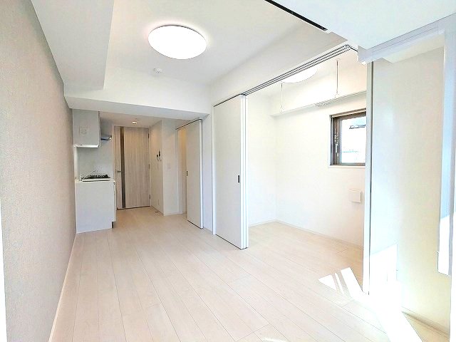 居室・リビング　フロアにより、ナチュラルとホワイトの内装がお選び頂けます イ