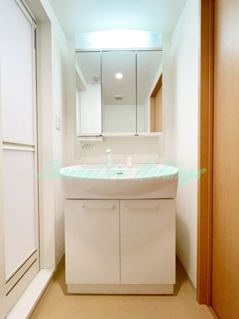 洗面設備　明るい洗面所です