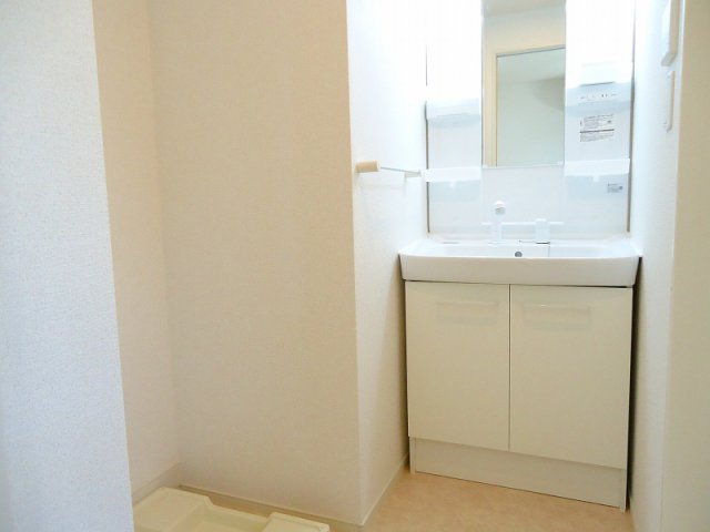 洗面設備　明るい洗面所です