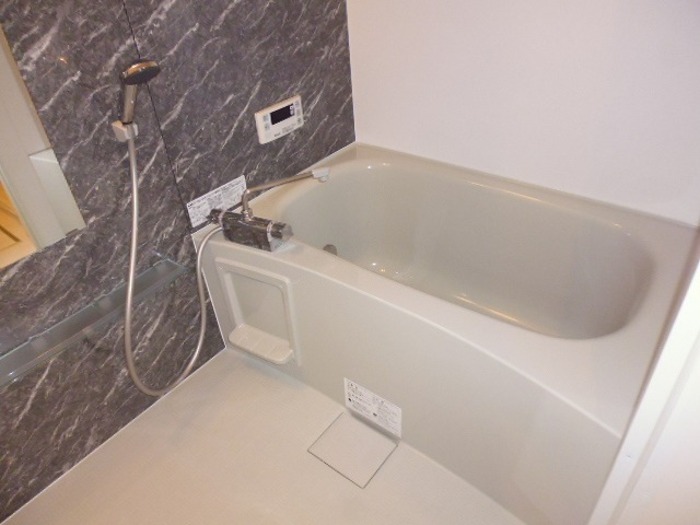 バス・シャワールーム　追い焚き付きのお風呂です♪