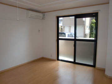 居室・リビング　白色系のリビングで清潔なイメージ。家具選びが楽しめます。