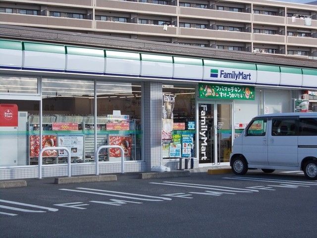 コンビニ　ファミリーマート　大津大萱店（コンビニ）まで550m