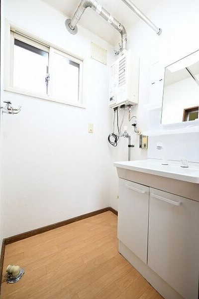 洗面設備　朝の身支度に便利な洗面台です♪