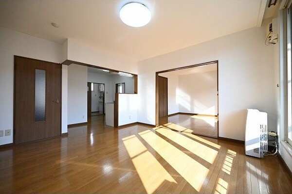 居室・リビング　明るいリビングで気持ちも明るくなりますね♪