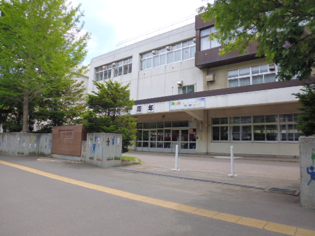 小学校　札幌市立和光小学校（小学校）まで373m