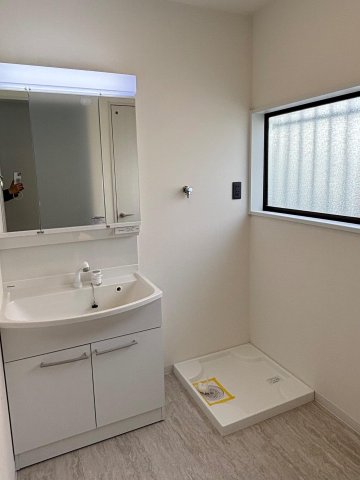 洗面設備　三面鏡付き洗面台